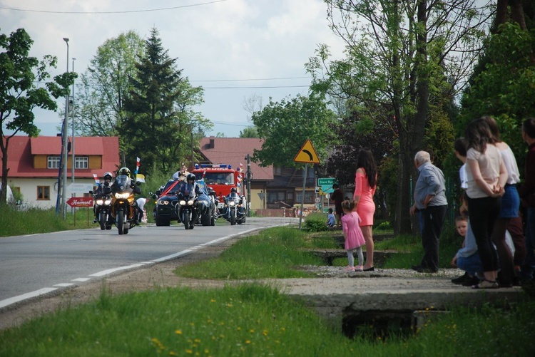 Samochodowa procesja w Miętustwie