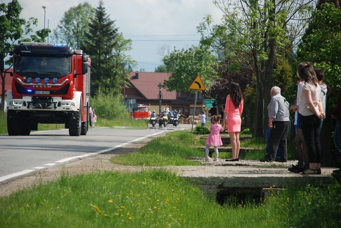 Samochodowa procesja w Miętustwie