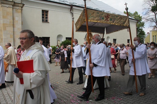 Tarnobrzeg. Procesja w parafii ojcow dominikanów