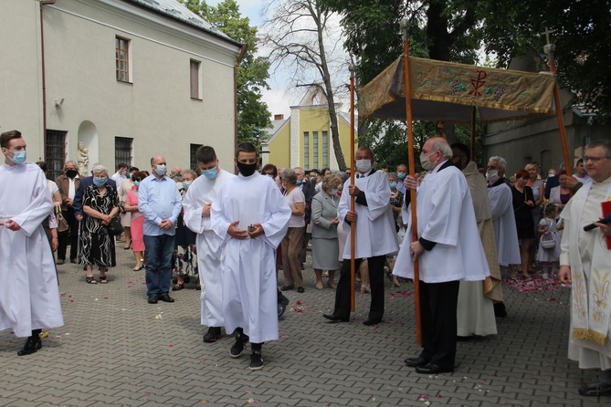 Tarnobrzeg. Procesja w parafii ojcow dominikanów