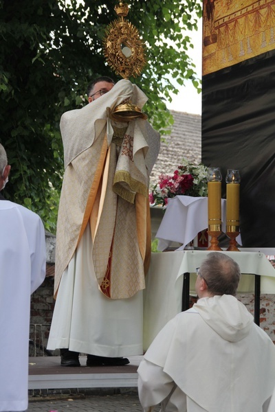 Tarnobrzeg. Procesja w parafii ojcow dominikanów