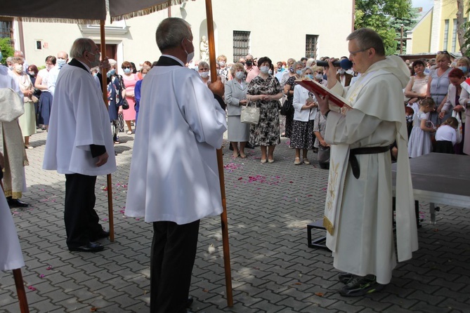 Tarnobrzeg. Procesja w parafii ojcow dominikanów