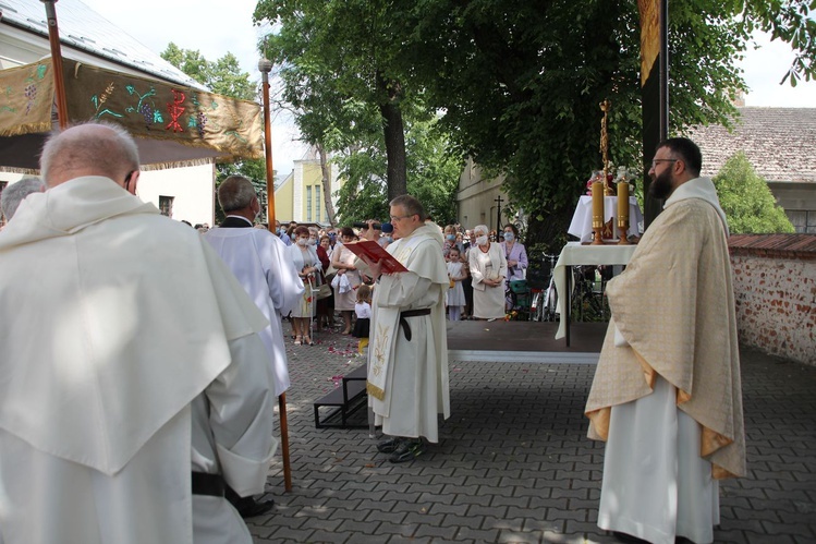 Tarnobrzeg. Procesja w parafii ojcow dominikanów