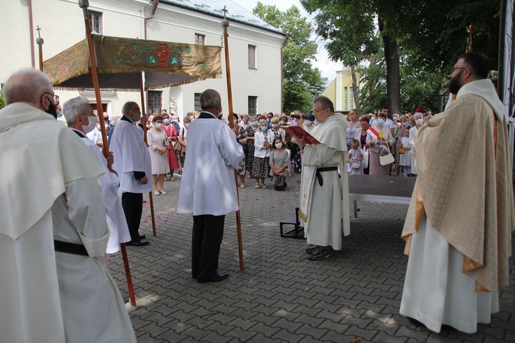 Tarnobrzeg. Procesja w parafii ojcow dominikanów