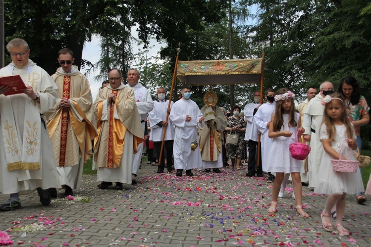 Tarnobrzeg. Procesja w parafii ojcow dominikanów