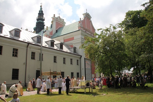 Tarnobrzeg. Procesja w parafii ojcow dominikanów