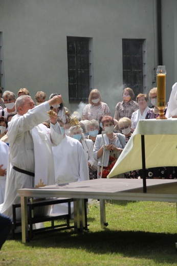 Tarnobrzeg. Procesja w parafii ojcow dominikanów