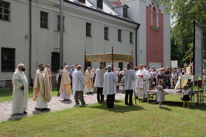 Tarnobrzeg. Procesja w parafii ojcow dominikanów