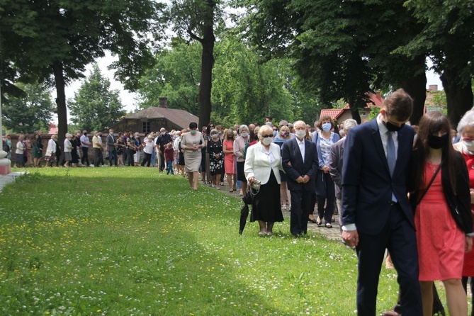 Tarnobrzeg. Procesja w parafii ojcow dominikanów