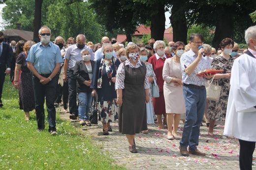Tarnobrzeg. Procesja w parafii ojcow dominikanów