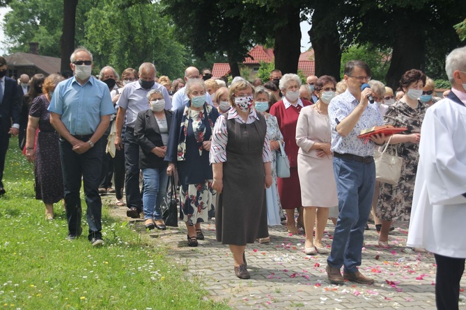 Tarnobrzeg. Procesja w parafii ojcow dominikanów