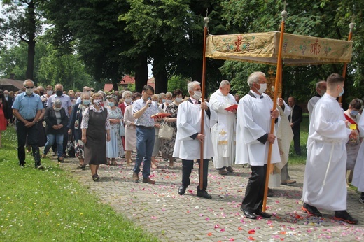 Tarnobrzeg. Procesja w parafii ojcow dominikanów