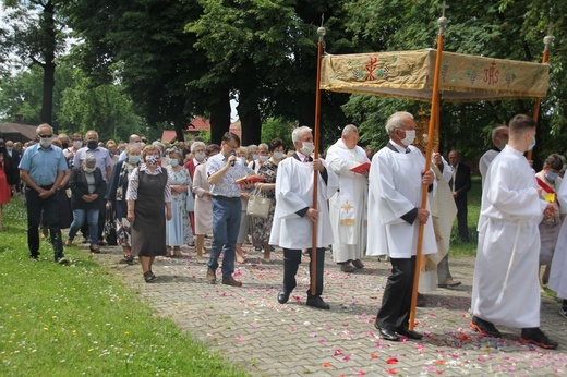 Tarnobrzeg. Procesja w parafii ojcow dominikanów