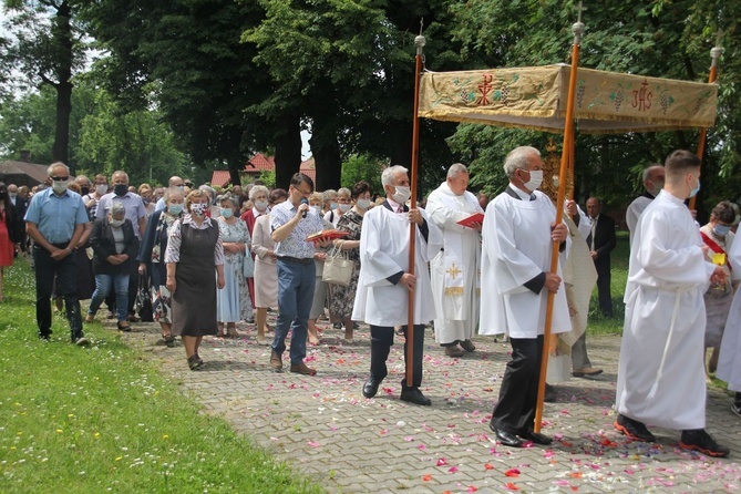 Tarnobrzeg. Procesja w parafii ojcow dominikanów