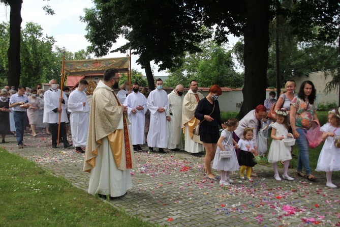 Tarnobrzeg. Procesja w parafii ojcow dominikanów