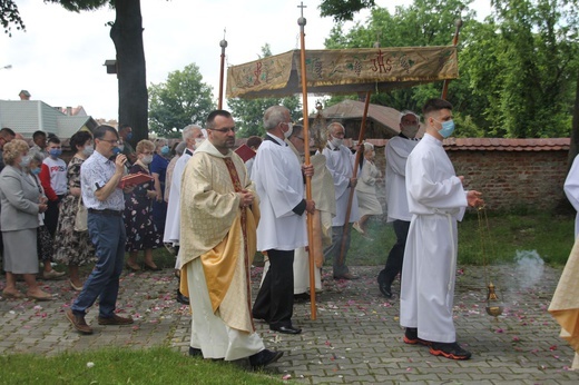 Tarnobrzeg. Procesja w parafii ojcow dominikanów