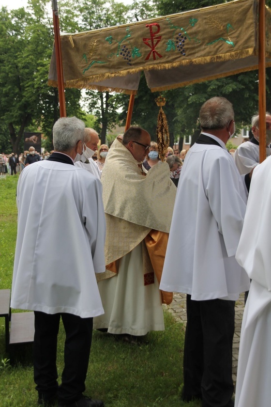 Tarnobrzeg. Procesja w parafii ojcow dominikanów