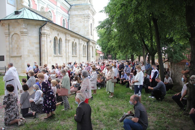 Tarnobrzeg. Procesja w parafii ojcow dominikanów