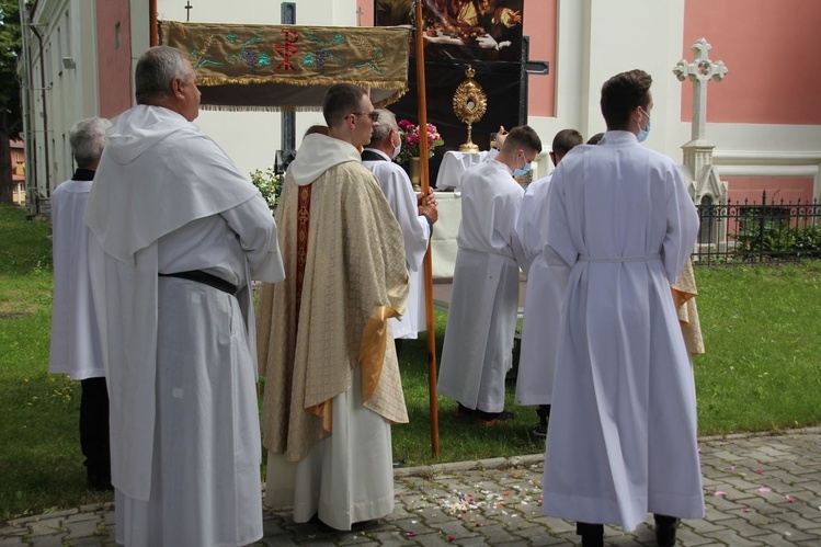 Tarnobrzeg. Procesja w parafii ojcow dominikanów