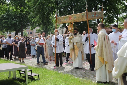 Tarnobrzeg. Procesja w parafii ojcow dominikanów