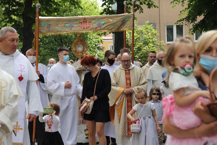 Tarnobrzeg. Procesja w parafii ojcow dominikanów