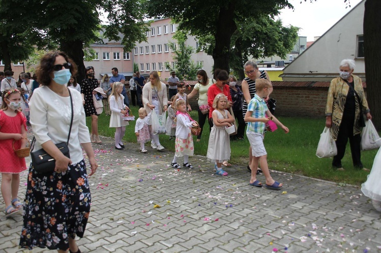 Tarnobrzeg. Procesja w parafii ojcow dominikanów