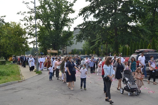 Tarnobrzeg. Procesja w parafii Chrystusa Króla