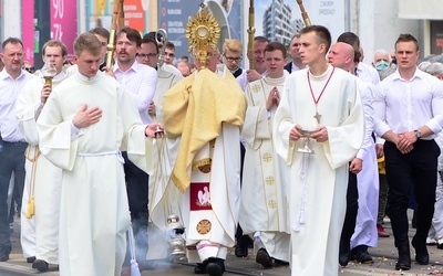 Olsztyn. Centralna procesja Bożego Ciała