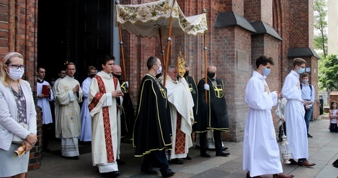 Chrystus nie chce złotych monstrancji, ale naszych serc