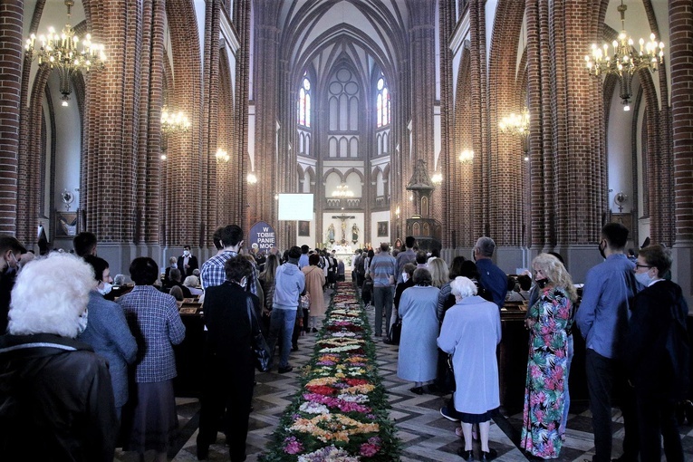 Chrystus nie chce złotych monstrancji, ale naszych serc