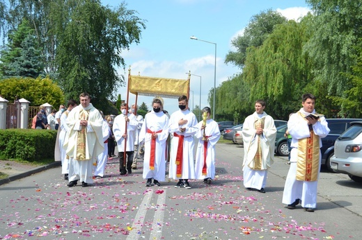 Tarnobrzeg. Procesja w parafii św. Barbary