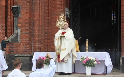 Przy trzecim ołtarzu, umieszczonym na zewnątrz, ks. Bednarczyk błogosławił miastu i mieszkańcom, którzy pozostali w domach.