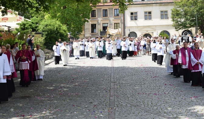 Sandomierz. Procesja Bożego Ciała po ulicach Starego Miasta