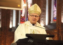 Bp Zadarko: Komunia św. na rękę to nie zdrada Chrystusa, nie profanacja, nie protestantyzacja