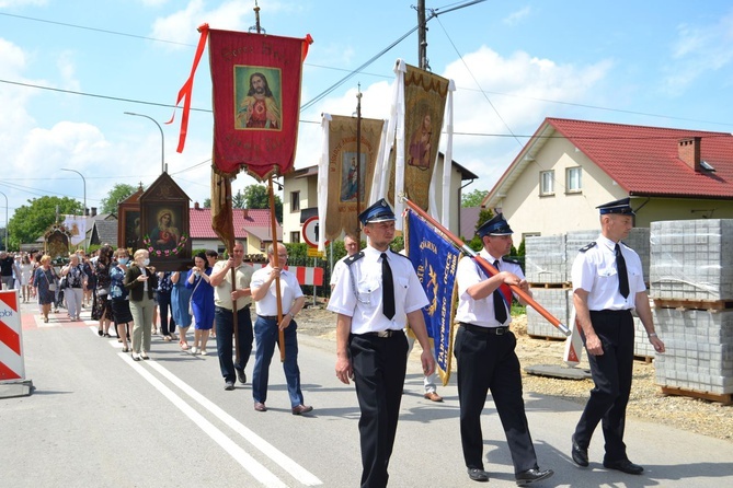 Tarnobrzeg. Procesja w parafii św. Marii Magdaleny