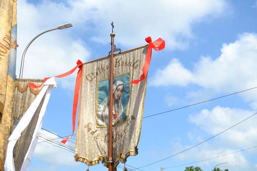 Tarnobrzeg. Procesja w parafii św. Marii Magdaleny