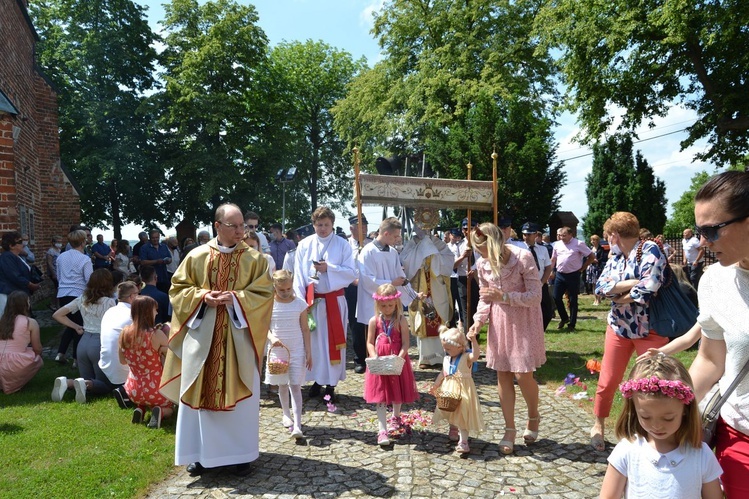 Tarnobrzeg. Procesja w parafii św. Marii Magdaleny