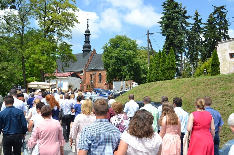 Tarnobrzeg. Procesja w parafii św. Marii Magdaleny