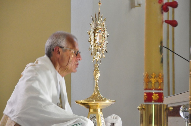 Tarnobrzeg. Procesja w parafii Matki Bożej Częstochowskiej