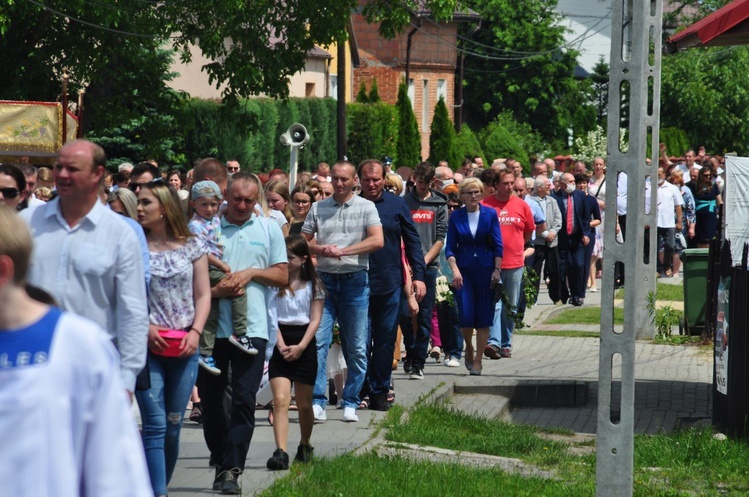 Tarnobrzeg. Procesja w parafii Matki Bożej Częstochowskiej