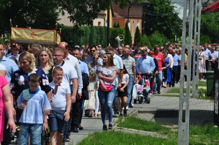 Tarnobrzeg. Procesja w parafii Matki Bożej Częstochowskiej