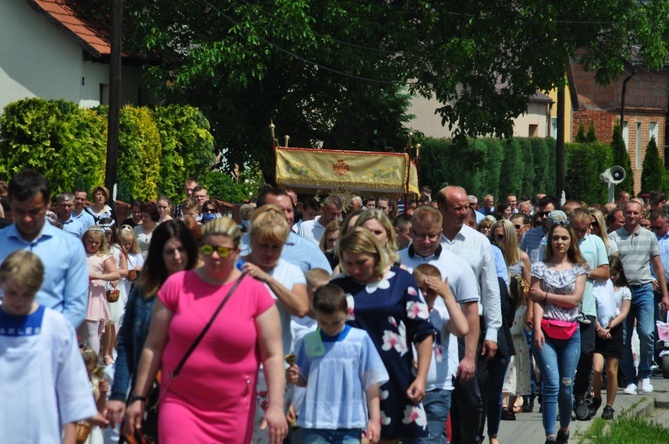 Tarnobrzeg. Procesja w parafii Matki Bożej Częstochowskiej