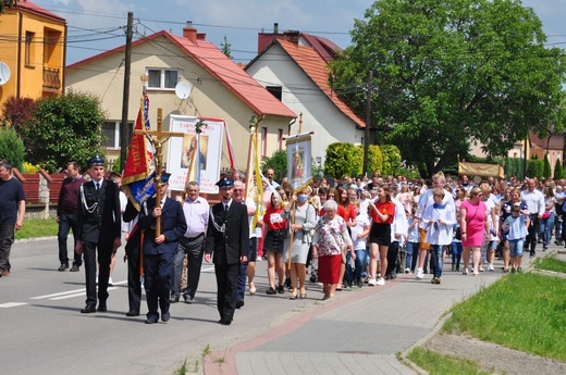 Tarnobrzeg. Procesja w parafii Matki Bożej Częstochowskiej