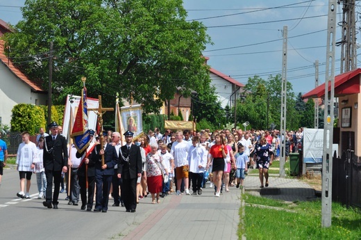 Tarnobrzeg. Procesja w parafii Matki Bożej Częstochowskiej