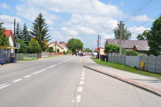 Tarnobrzeg. Procesja w parafii Matki Bożej Częstochowskiej