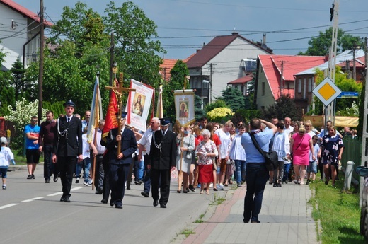 Tarnobrzeg. Procesja w parafii Matki Bożej Częstochowskiej