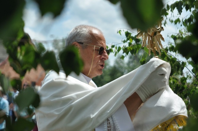 Tarnobrzeg. Procesja w parafii Matki Bożej Częstochowskiej