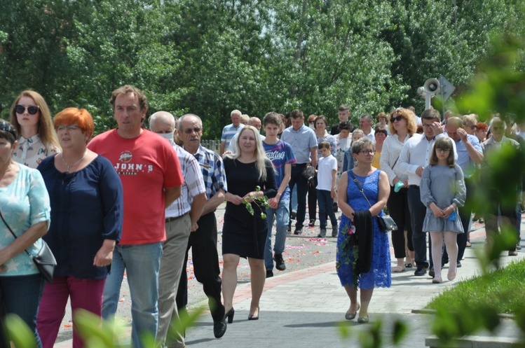 Tarnobrzeg. Procesja w parafii Matki Bożej Częstochowskiej