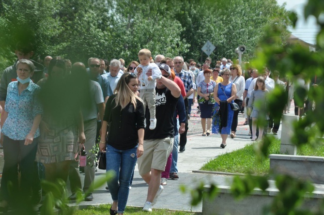 Tarnobrzeg. Procesja w parafii Matki Bożej Częstochowskiej