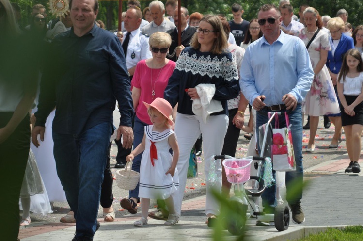 Tarnobrzeg. Procesja w parafii Matki Bożej Częstochowskiej